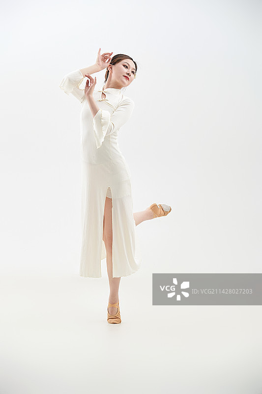 穿着白色旗袍头戴绢花的跳古典舞的少女图片素材