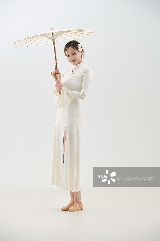 穿着白色旗袍头戴绢花的跳古典舞的少女图片素材