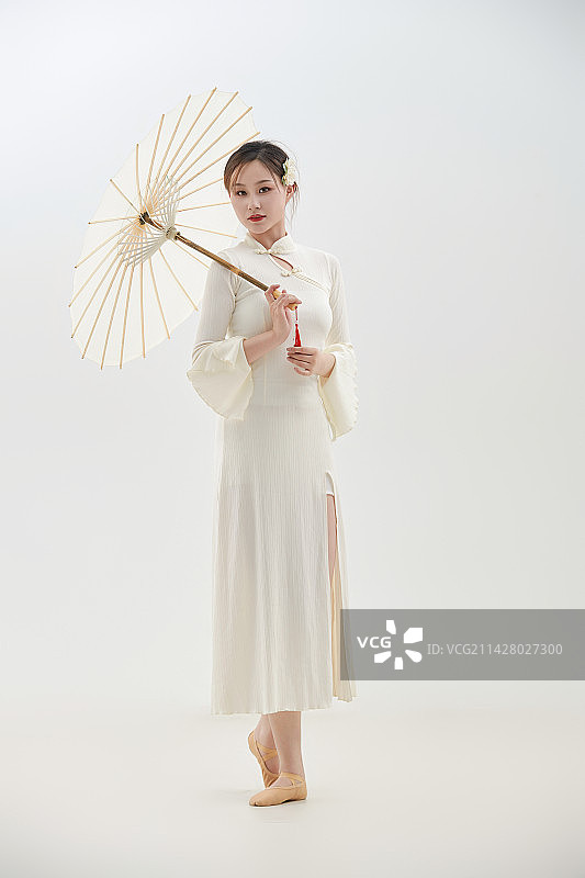 穿着白色旗袍头戴绢花的跳古典舞的少女图片素材