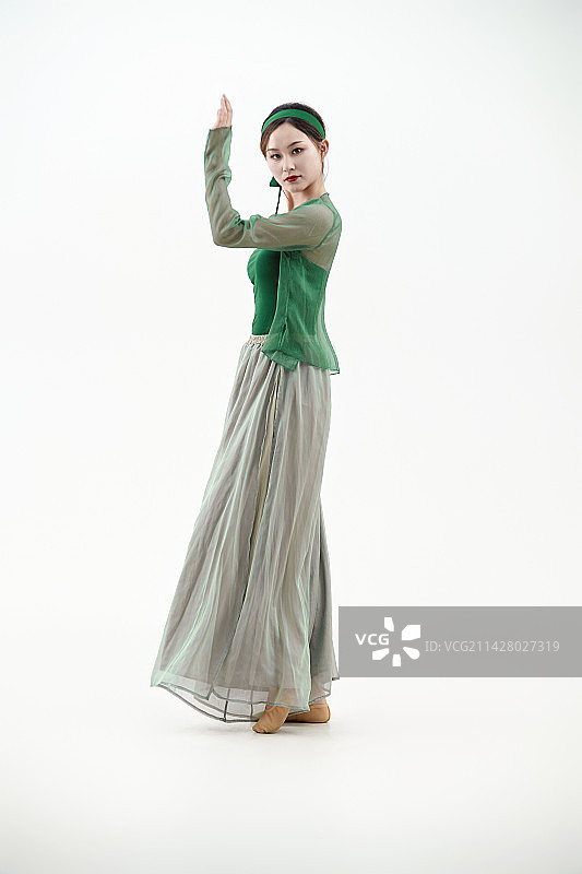 身穿青色古典舞蹈服装手拿蒲扇跳舞的少女图片素材