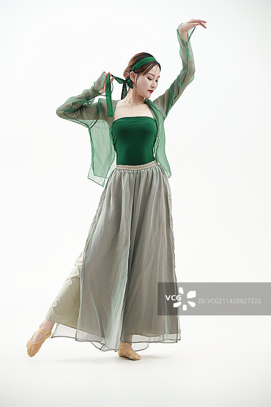 身穿青色古典舞蹈服装手拿蒲扇跳舞的少女图片素材