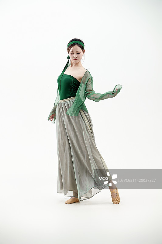 身穿青色古典舞蹈服装手拿蒲扇跳舞的少女图片素材