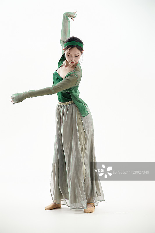 身穿青色古典舞蹈服装手拿蒲扇跳舞的少女图片素材