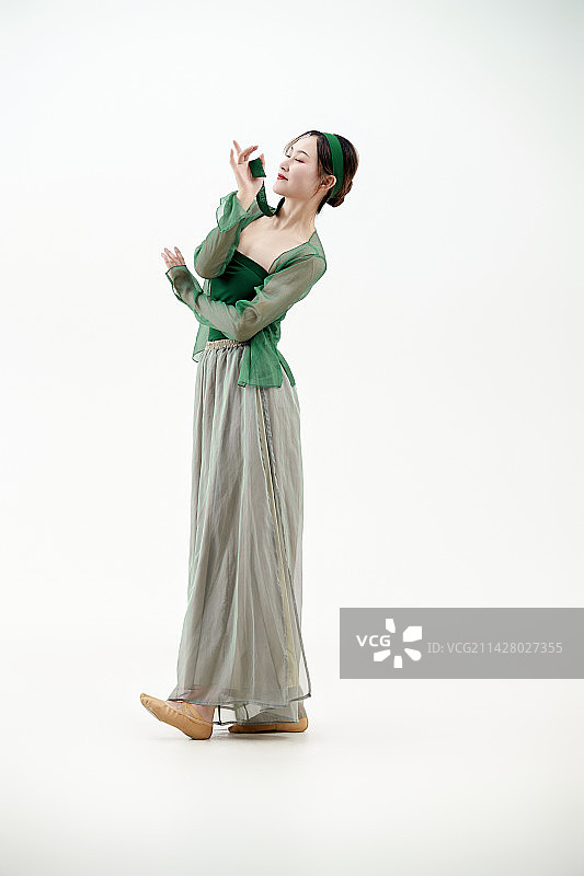 身穿青色古典舞蹈服装手拿蒲扇跳舞的少女图片素材