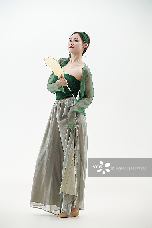 身穿青色古典舞蹈服装手拿蒲扇跳舞的少女图片素材