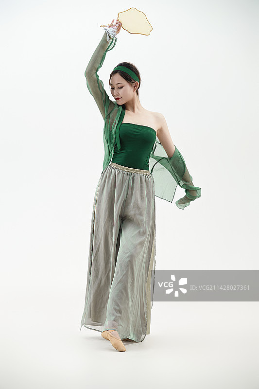 身穿青色古典舞蹈服装手拿蒲扇跳舞的少女图片素材