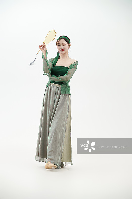 身穿青色古典舞蹈服装手拿蒲扇跳舞的少女图片素材