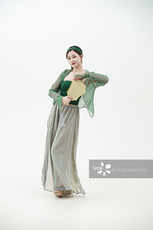 身穿青色古典舞蹈服装手拿蒲扇跳舞的少女图片素材