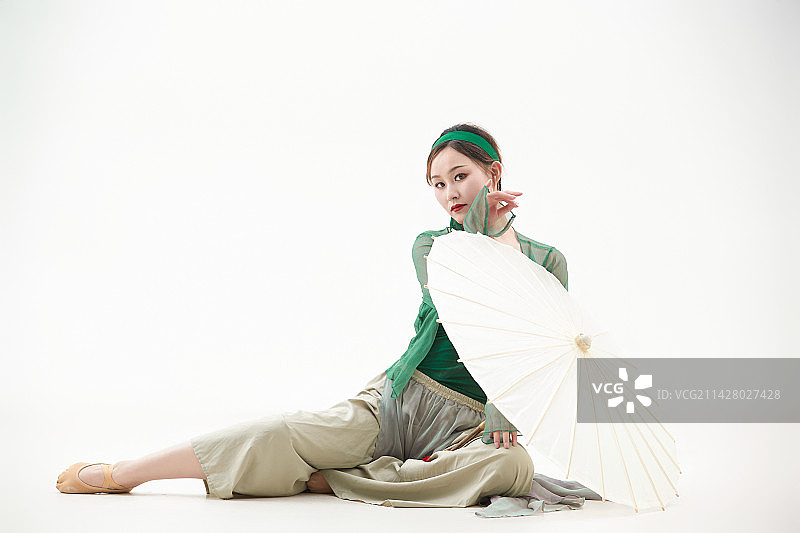 身穿青色古典舞蹈服装手拿蒲扇跳舞的少女图片素材