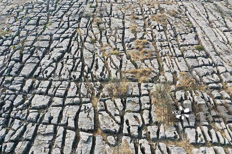 航拍镜头下山东临沂费县壮观的地下石林宛如二维码图片素材