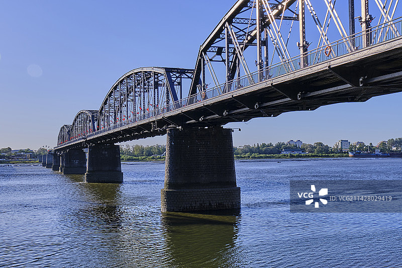 丹东鸭绿江铁桥断桥与朝鲜边境小镇图片素材