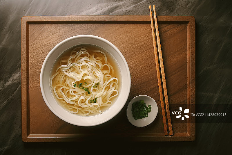 一碗清汤素面搭配葱花，中国风味美食图片素材