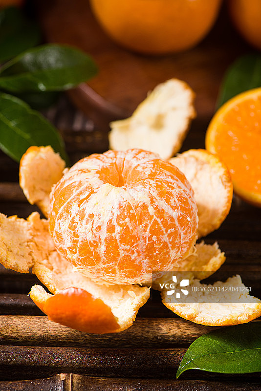 桌上剥开的新鲜沃柑图片素材