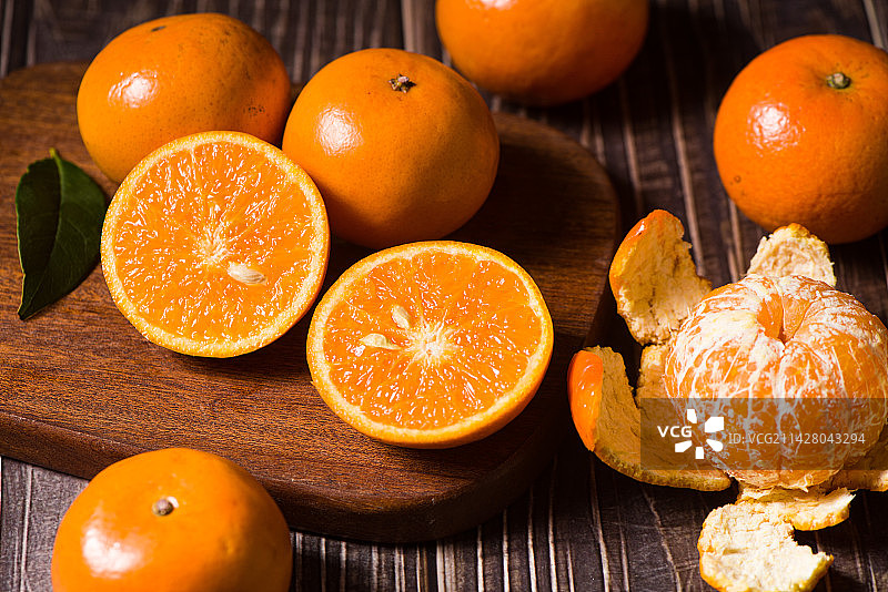 桌上切开的新鲜沃柑图片素材