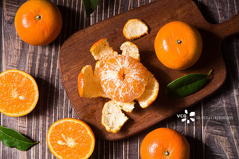 桌上剥开的新鲜沃柑图片素材