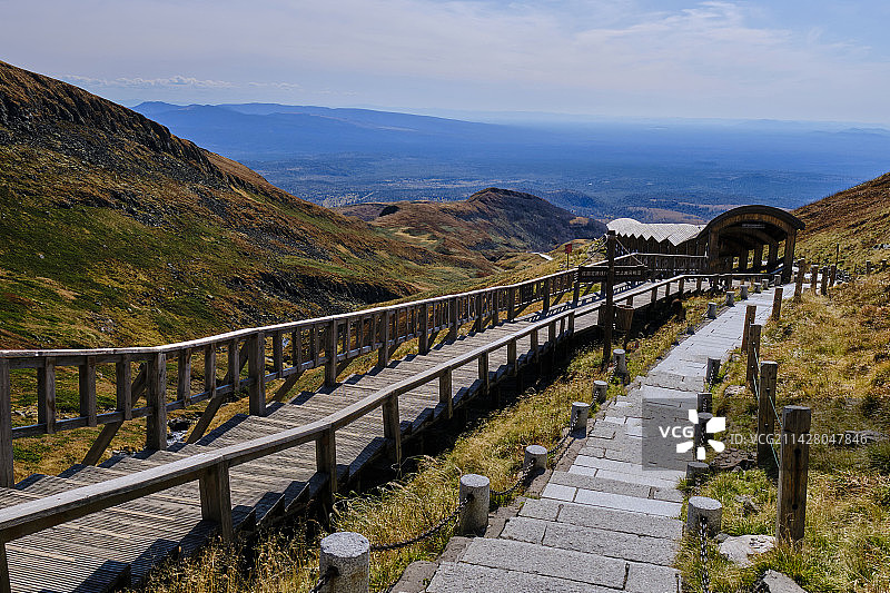 吉林长白山天池西坡登山栈道秋天高山草地图片素材