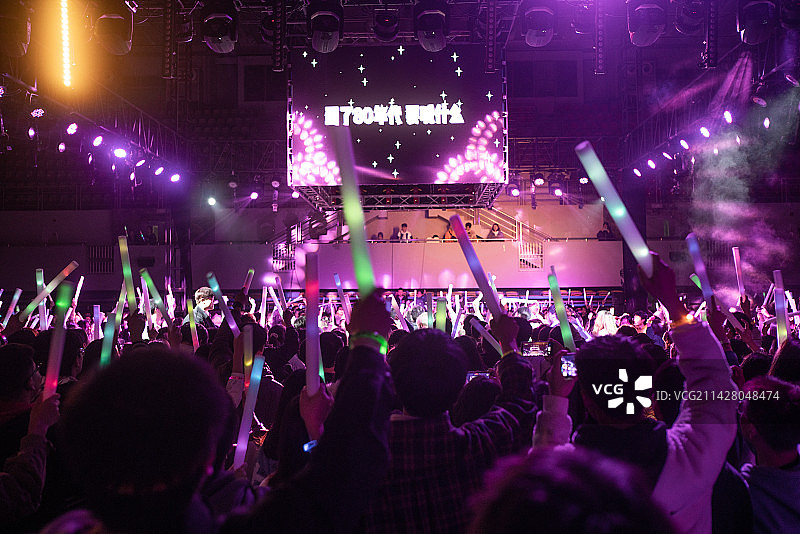 音乐节现场歌舞会livehouse乐队演出表演人群灯光效果激动背景手机全景特写光晕色彩黑白图片素材