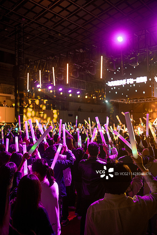 音乐节现场歌舞会livehouse乐队演出表演人群灯光效果激动背景手机全景特写光晕色彩黑白图片素材