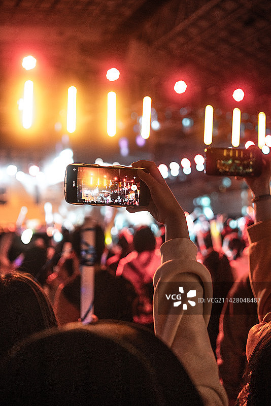 音乐节现场歌舞会livehouse乐队演出表演人群灯光效果激动背景手机全景特写光晕色彩黑白图片素材