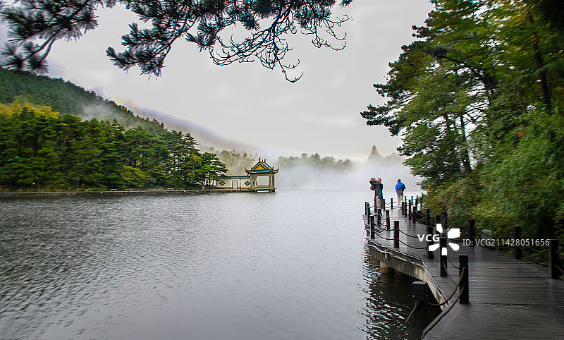 云雾缭绕图片素材