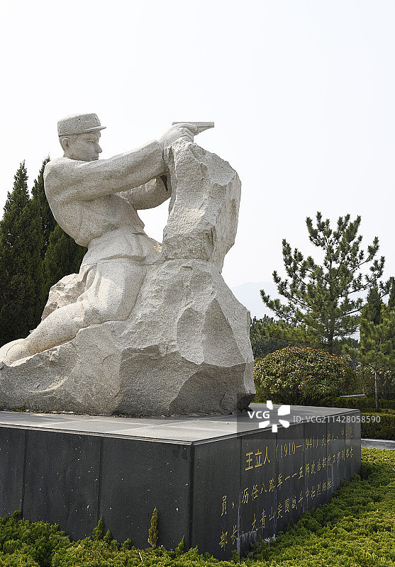 山东临沂费县大青山胜利突围纪念广场英雄人物雕塑图片素材