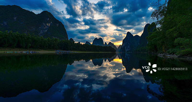 桂林阳朔黄布倒影晨曦图片素材