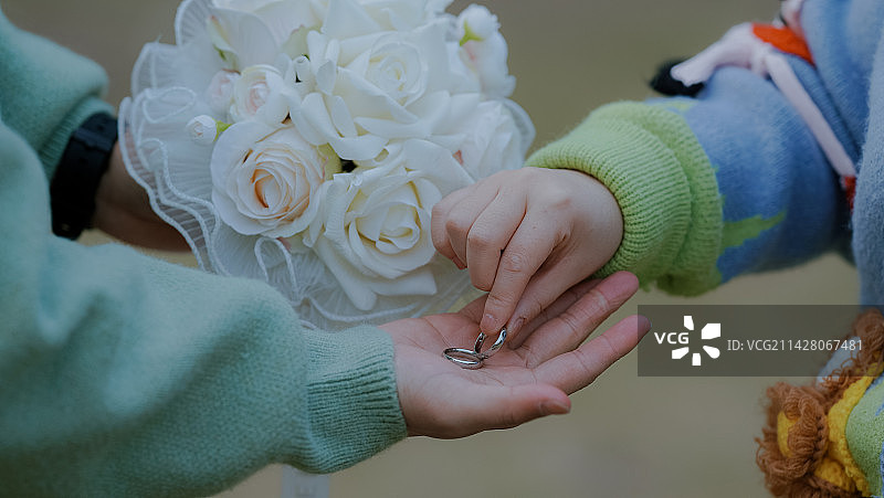 情侣领证结婚民政局登记图片素材