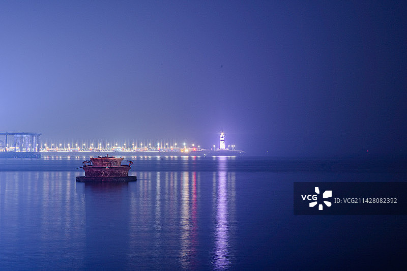 夜晚青岛五四广场附近海岸与对面灯塔的夜景灯光图片素材