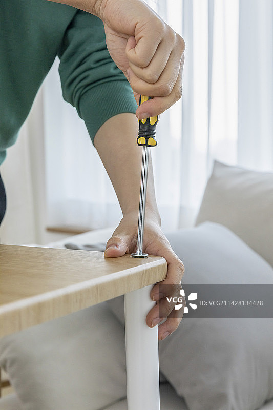 DIY室内手工：组装家具图片素材