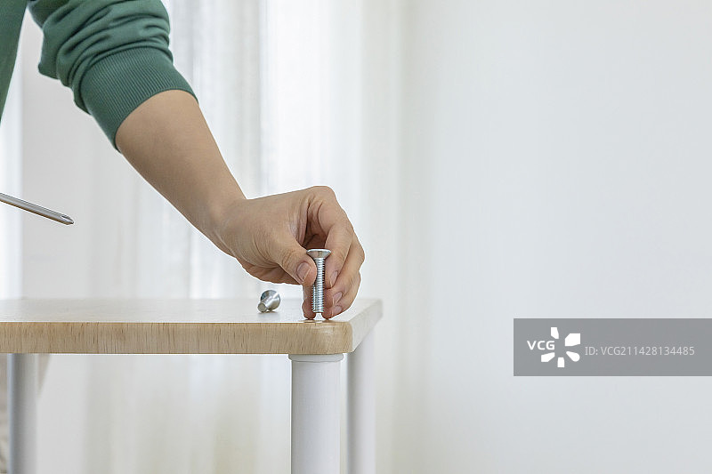 DIY室内手工：组装家具图片素材