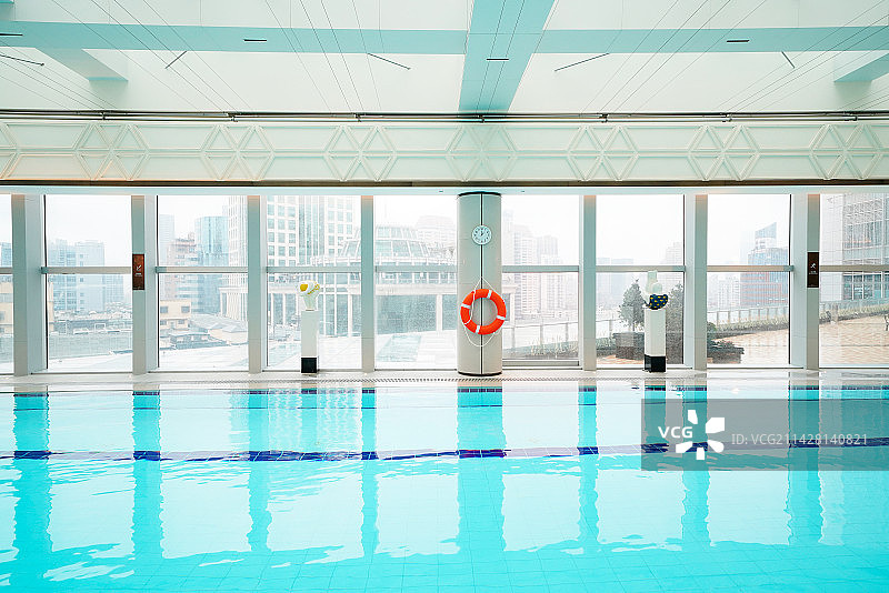 城市高端酒店的室内游泳池图片素材