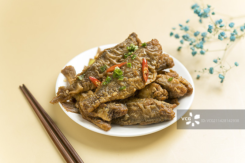 一盘红烧黄花鱼糖醋鲫头鱼摆放桌面上特写图片素材