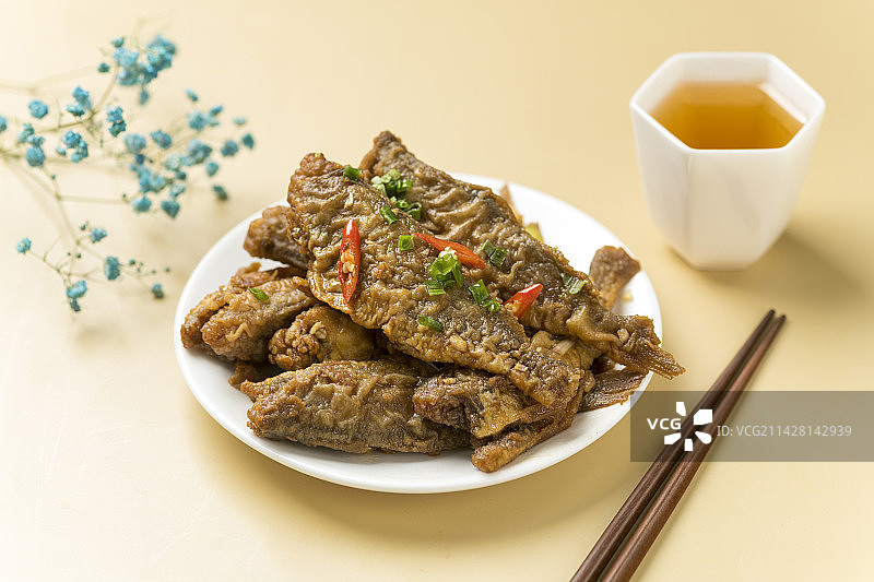 一盘红烧黄花鱼糖醋鲫头鱼摆放桌面上特写图片素材