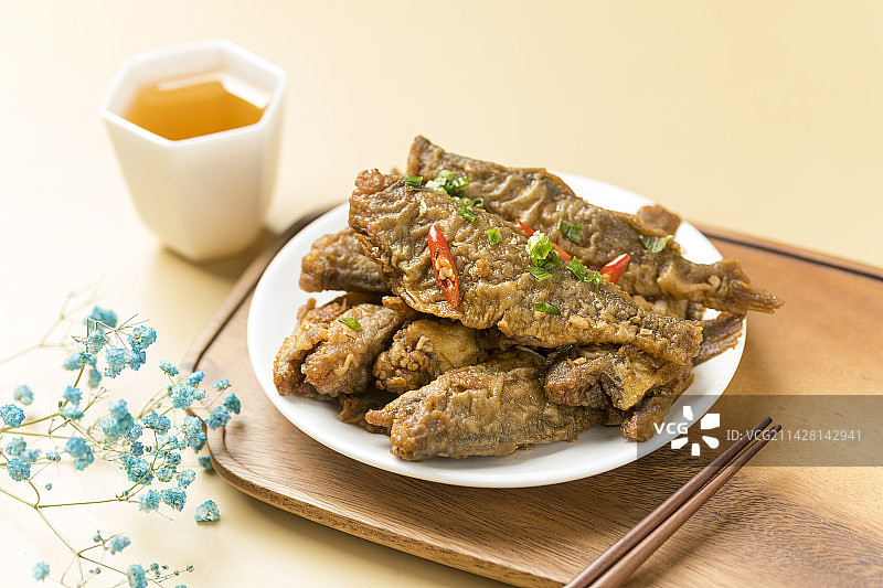一盘红烧黄花鱼糖醋鲫头鱼摆放桌面上特写图片素材