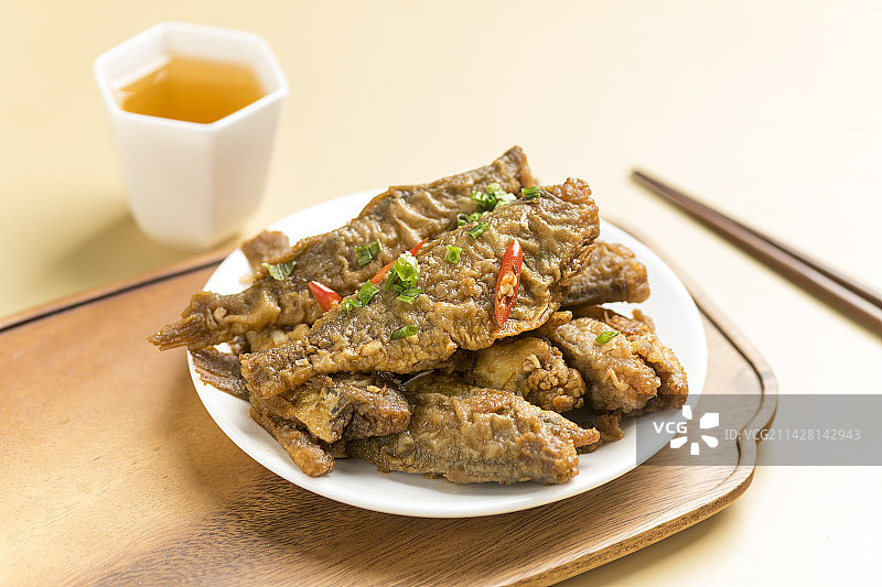 一盘红烧黄花鱼糖醋鲫头鱼摆放桌面上特写图片素材