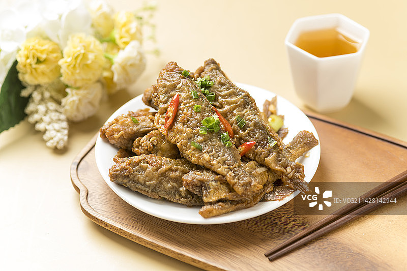 一盘红烧黄花鱼糖醋鲫头鱼摆放桌面上特写图片素材