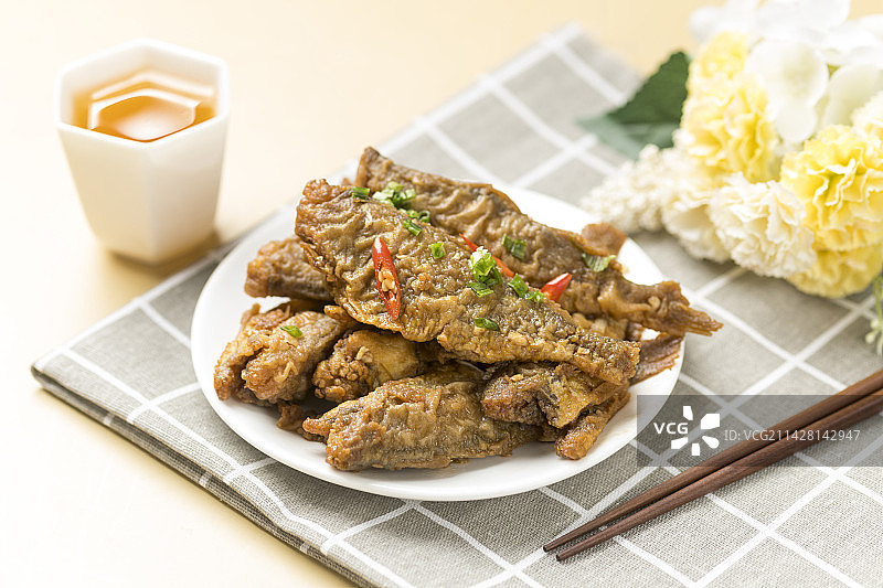 一盘红烧黄花鱼糖醋鲫头鱼摆放桌面上特写图片素材