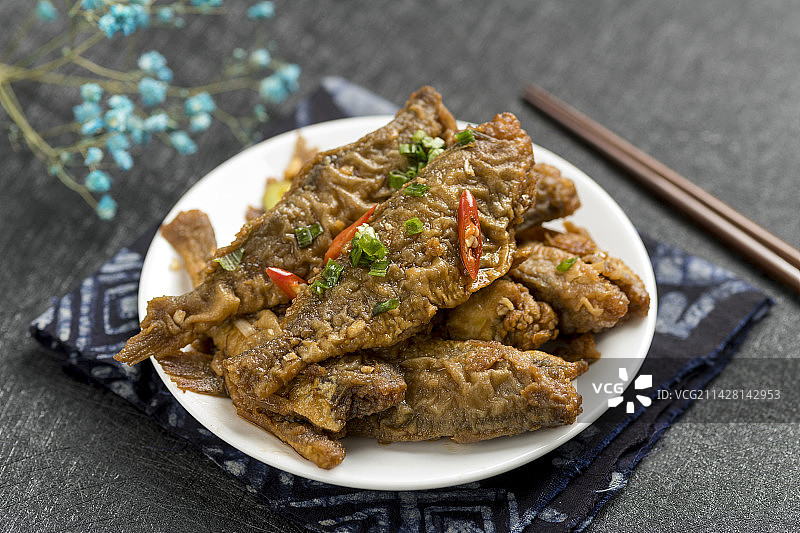 一盘红烧黄花鱼糖醋鲫头鱼摆放桌面上特写图片素材