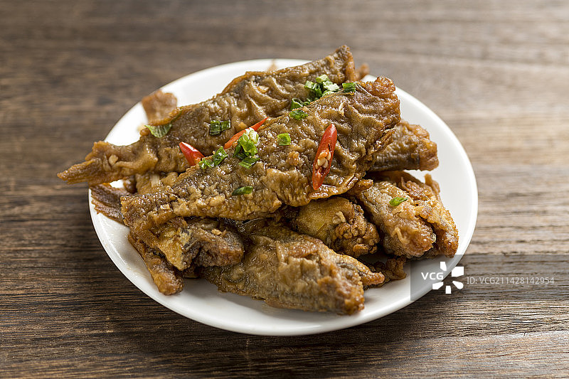 一盘红烧黄花鱼糖醋鲫头鱼摆放桌面上特写图片素材