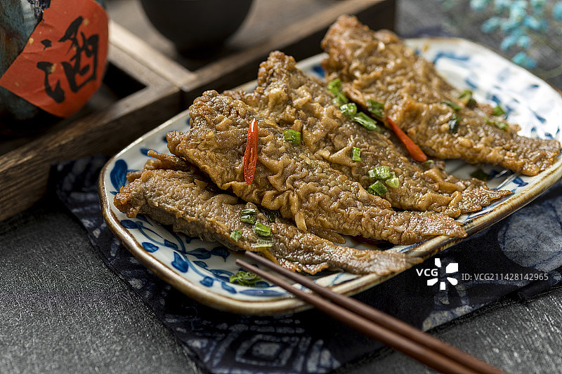 一盘红烧黄花鱼糖醋鲫头鱼摆放桌面上特写图片素材