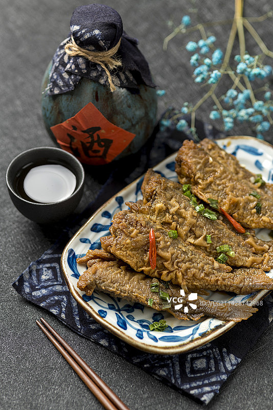 一盘红烧黄花鱼糖醋鲫头鱼摆放桌面上特写图片素材