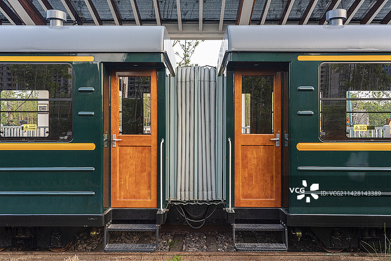 阳光下的火车站.月台.绿皮火车.铁轨；金华铁路文化公园图片素材