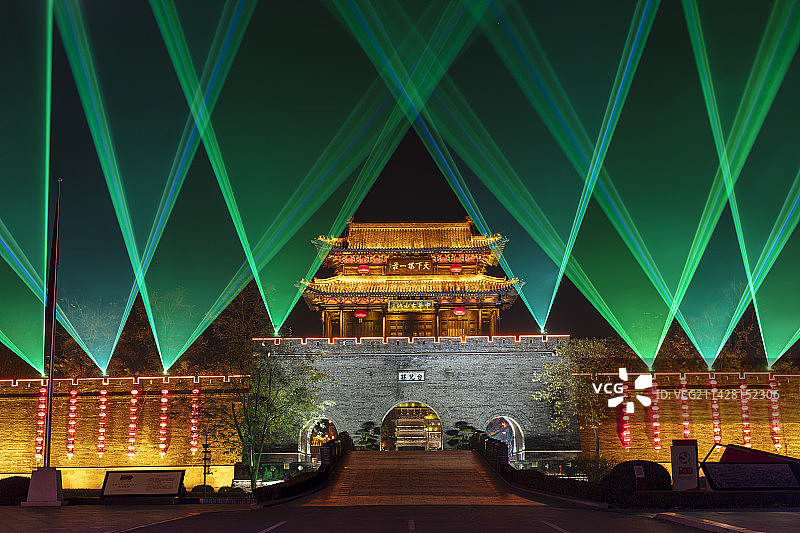 中国山东枣庄台儿庄古城西门城楼夜景图片素材