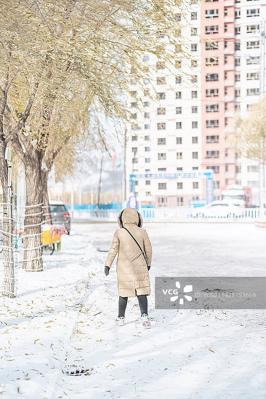 冬天户外城镇行走的路人图片素材