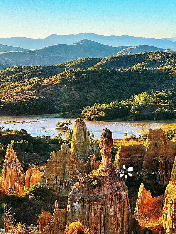 浪巴铺土林图片素材