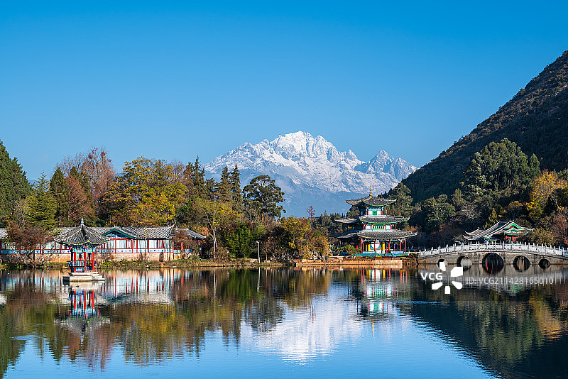 云南丽江市黑龙潭公园和玉龙雪山白昼晴天城市风光图片素材