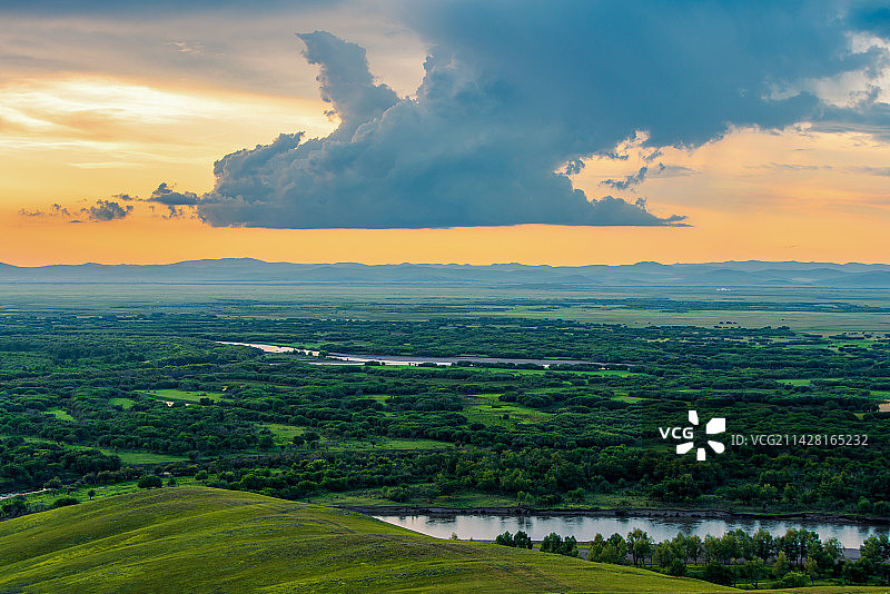 内蒙古呼伦贝尔大草原根河湿地黑山头骑马看日落户外风光图片素材
