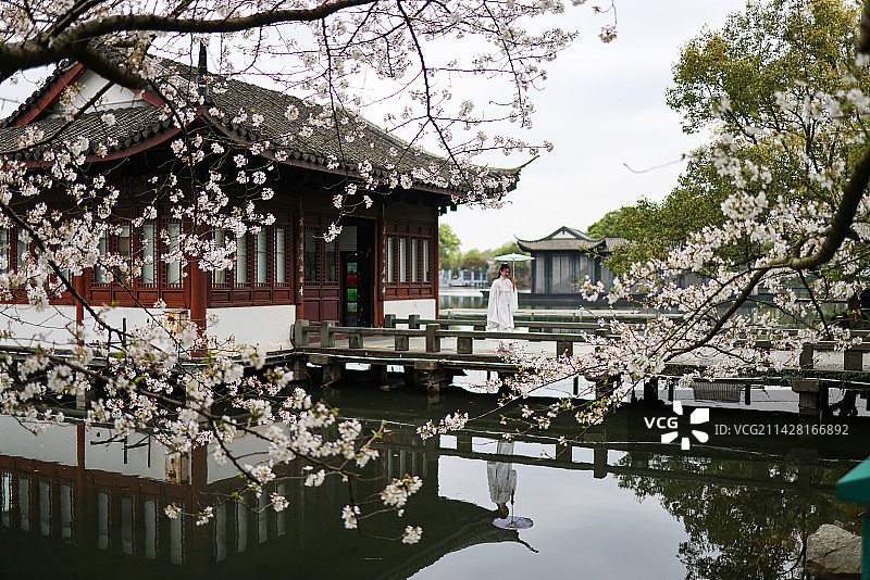 中国杭州西湖曲院风荷穿汉服的美女图片素材