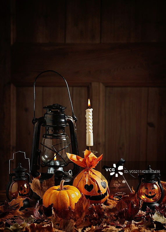桌上万圣节装饰特写图片素材