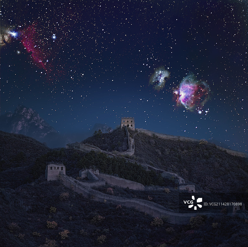 盘龙戏凤（实景实拍：古北口蟠龙山长城上空的猎户座星云）图片素材